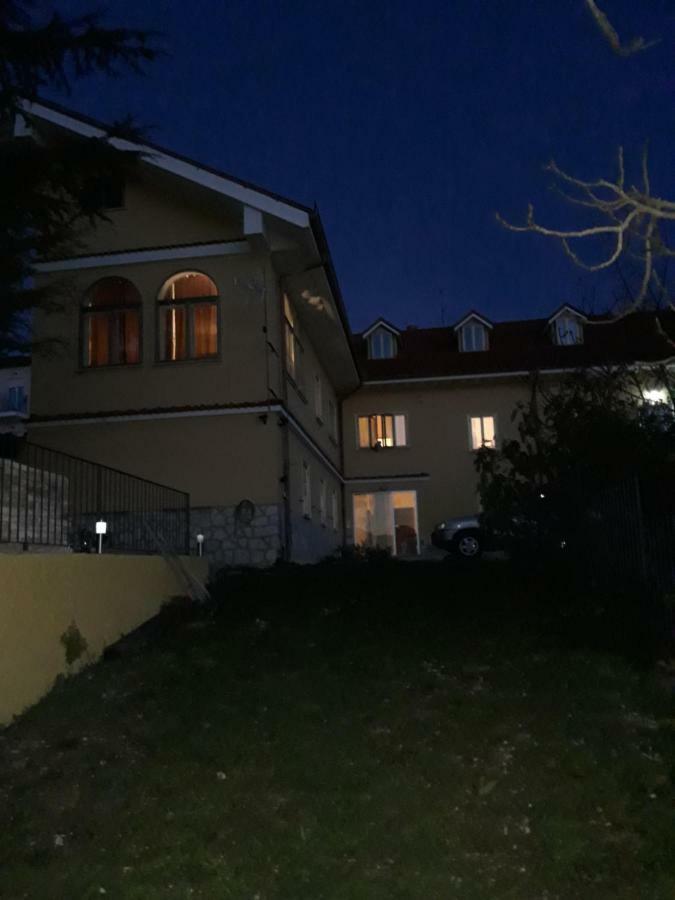 Villa Immersa Nel Verde LʼAquila Exterior foto